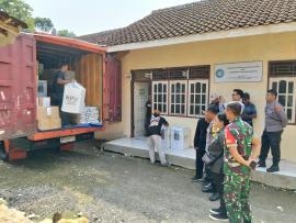 Penyaluran Logistik Kotak Suara di Kalurahan Bandung Playen untuk Pemilihan Bupati dan Wakil Bupati 